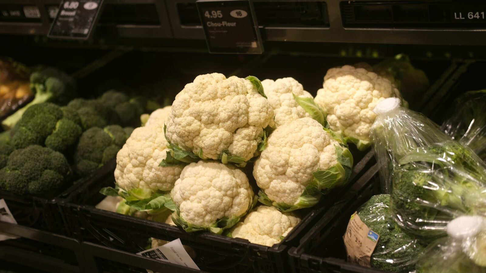 a bunch of cauliflowers in a grocery store