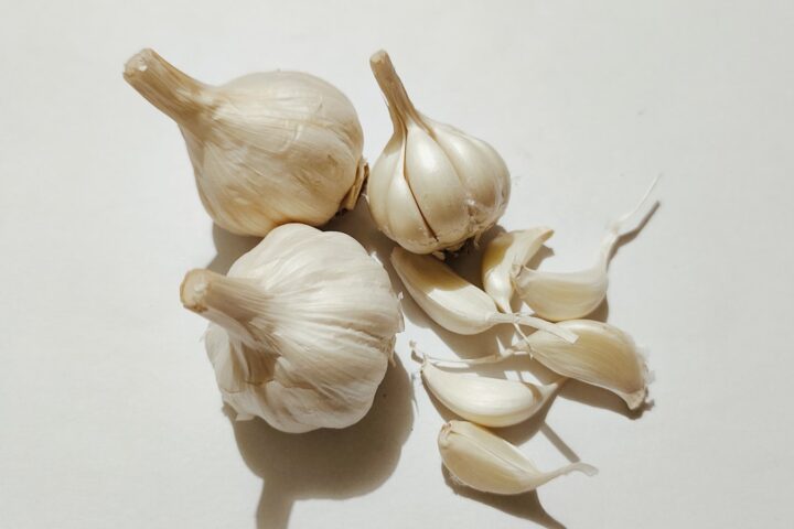 a couple of garlics sitting on top of a table