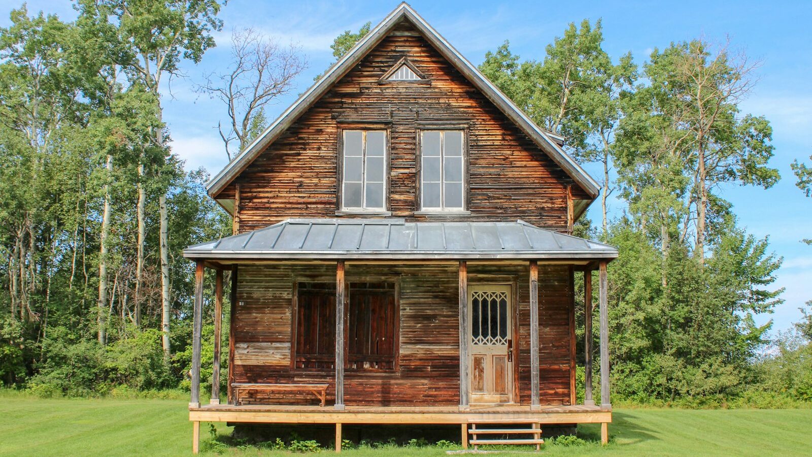 brown wooden 2-storey house during daytime