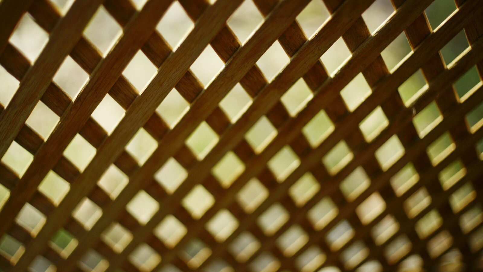 Wooden lattice with diamond-shaped openings